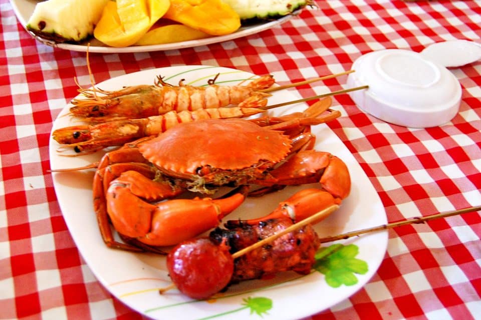 Seafood platter with mangos